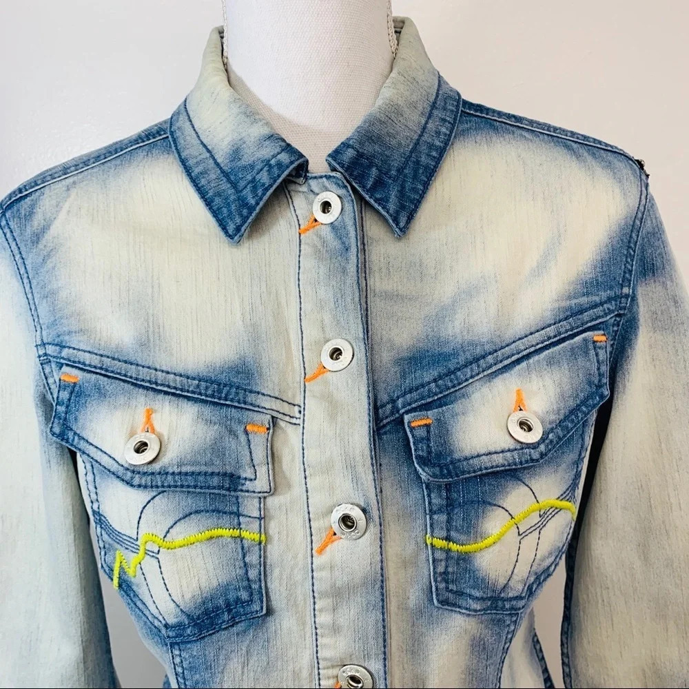 Womans Artsy Denim Jacket M Embroidery Blue Light Wash 3/4 Sleeve‎ Pockets O27 - Picture 3 of 11